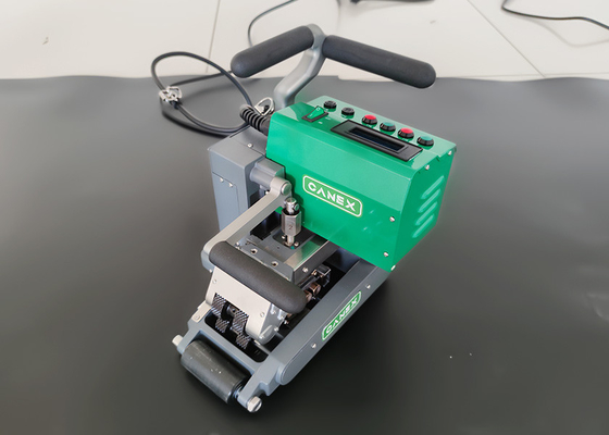 เครื่องเชื่อมแผ่น HDPE Geomembrane แบบลิ่มร้อน 220V 2400W 1.0-4.0mm สำหรับปูบ่อ PP