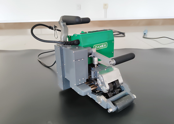 เครื่องเชื่อมแผ่น HDPE Geomembrane แบบลิ่มร้อน 220V 2400W 1.0-4.0mm สำหรับปูบ่อ PP