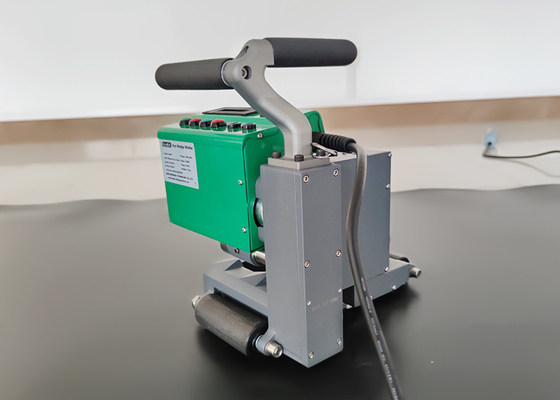 เครื่องเชื่อมแผ่น HDPE Geomembrane แบบลิ่มร้อน 220V 2400W 1.0-4.0mm สำหรับปูบ่อ PP