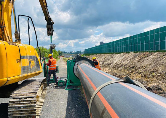 เครื่องเชื่อมฟิวชั่นก้นไฮดรอลิกในสถานที่ทำงานสำหรับท่อ Hdpe